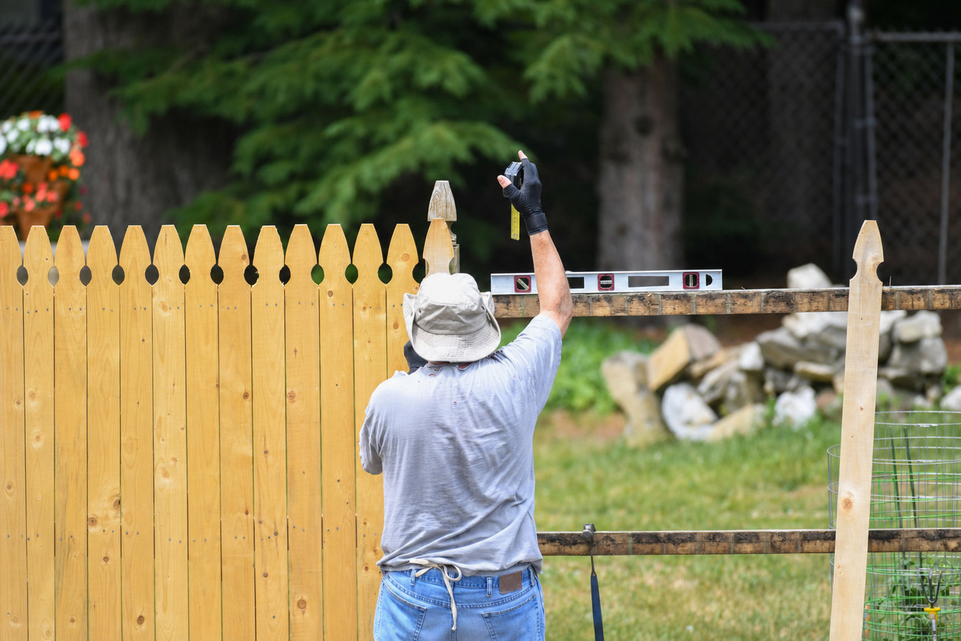 Fence contractor services in Fontana, CA